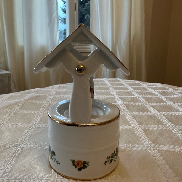 Royal Albert wishing well plays Brahms lullaby - Picture 2 of 8